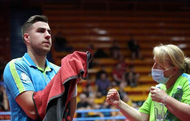 禁区前沿的 禁区前沿的